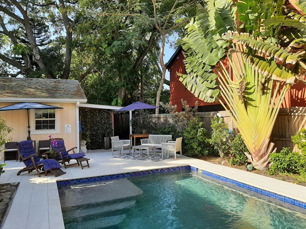 Private Poolside Pet-friendly Paradise Near Downtown Holiday home
